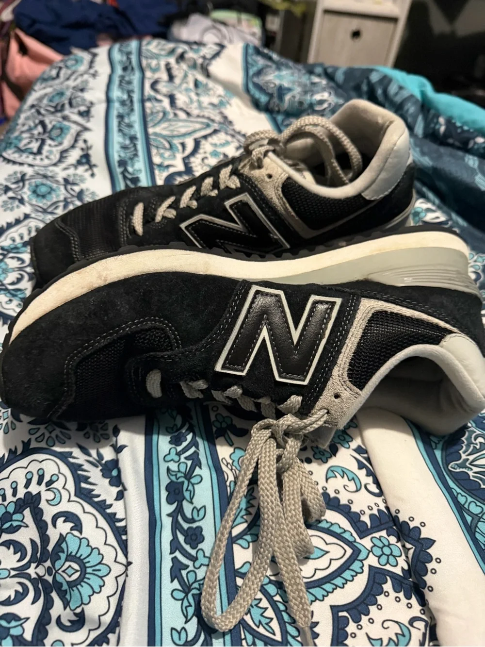 New Balance women’s Black & Gray Athletic Sneakers size 8